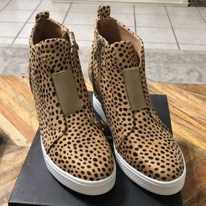 NIB Ccocci cheetah athletic wedges